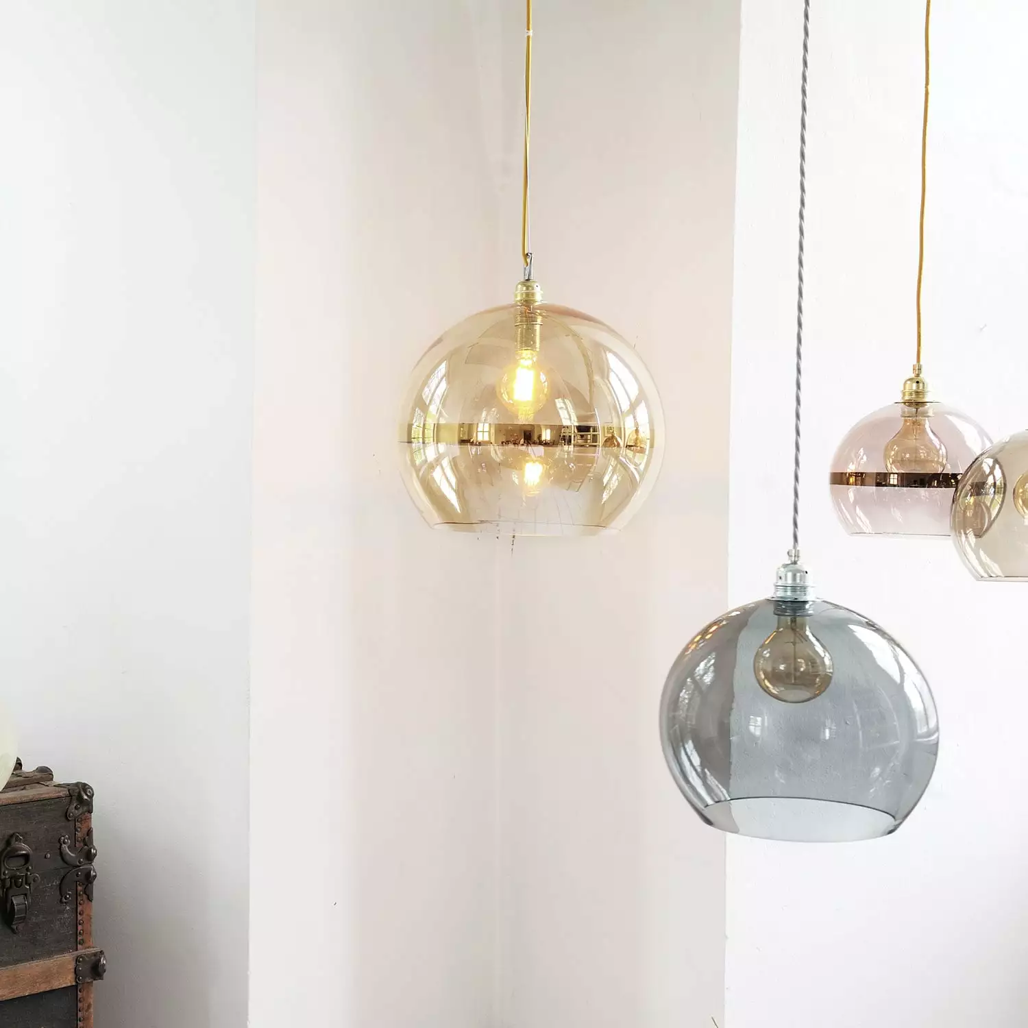 Ebb & Flow Rowan Kattovalaisin Ø22cm, Kirkas/Hopea - Image 4