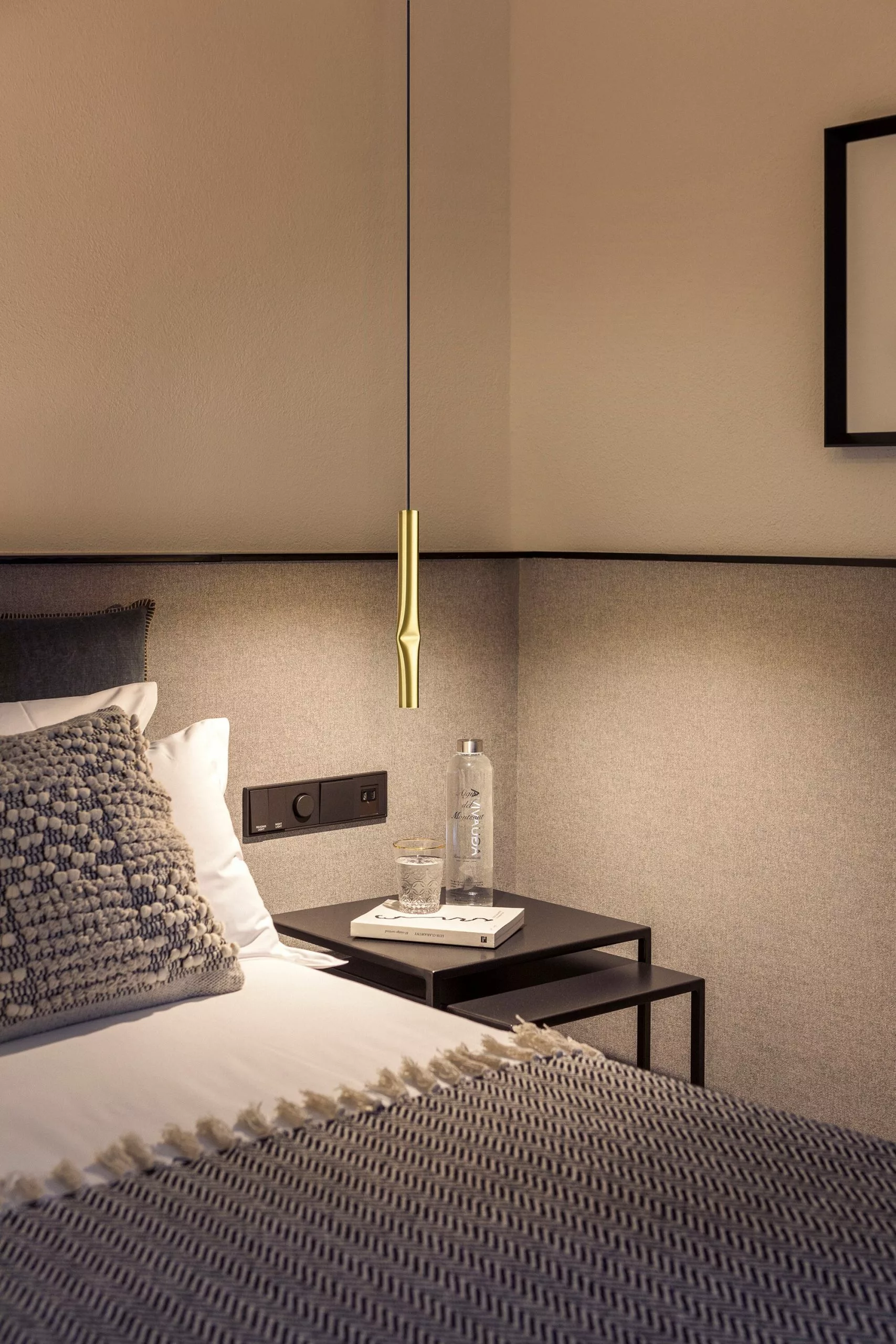 Estiluz Flow T-3734S Riippuvalaisin, Satin Gold / Musta - Image 3